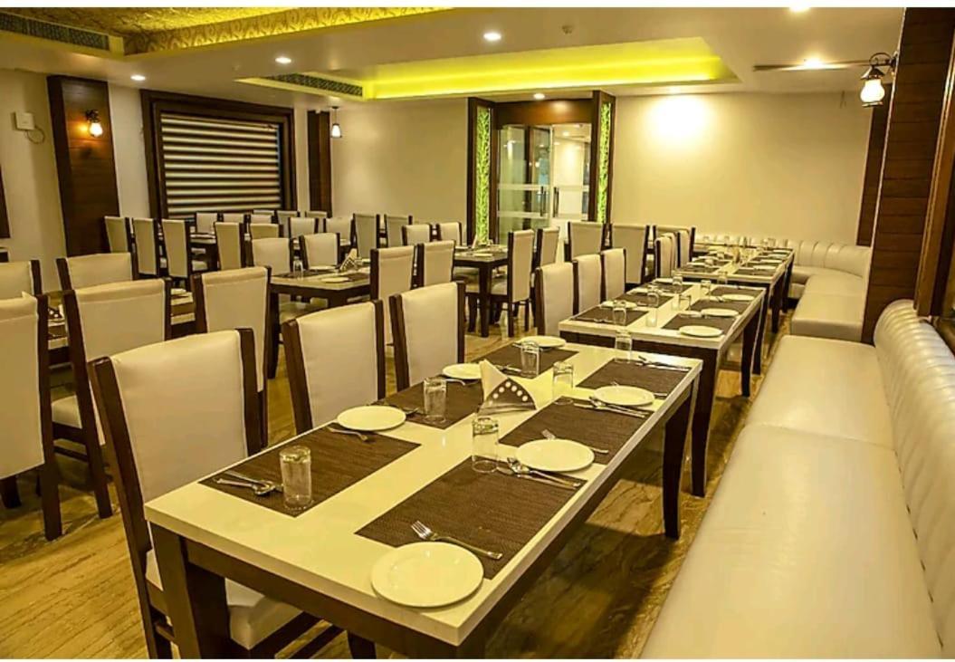Hotel Agra Grande By Goyal Hoteliers Exteriör bild